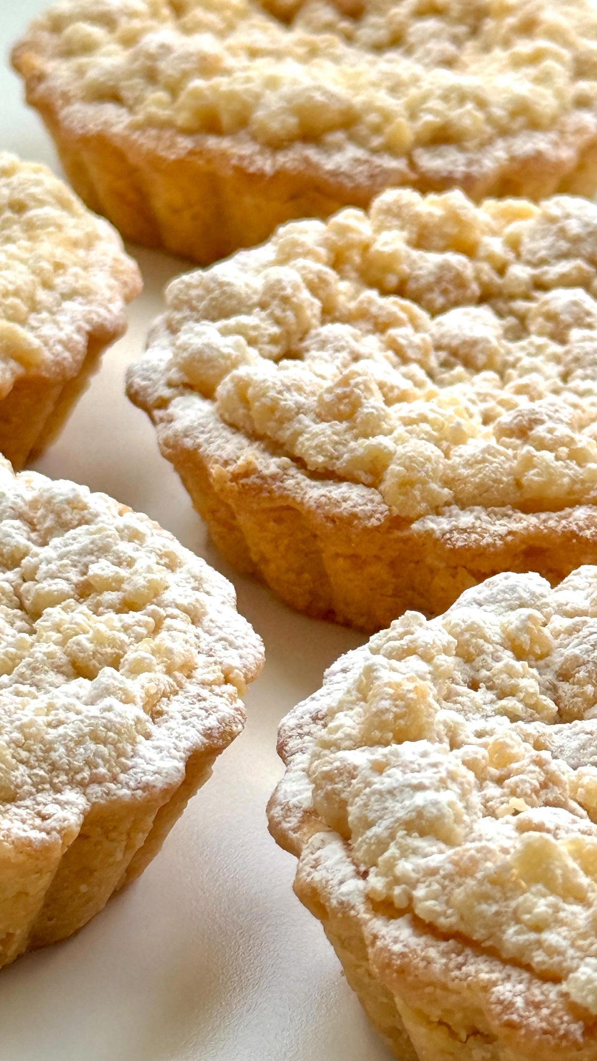 Lemon Crumble Tartelettes von Food with Style, fertig angerichtet
