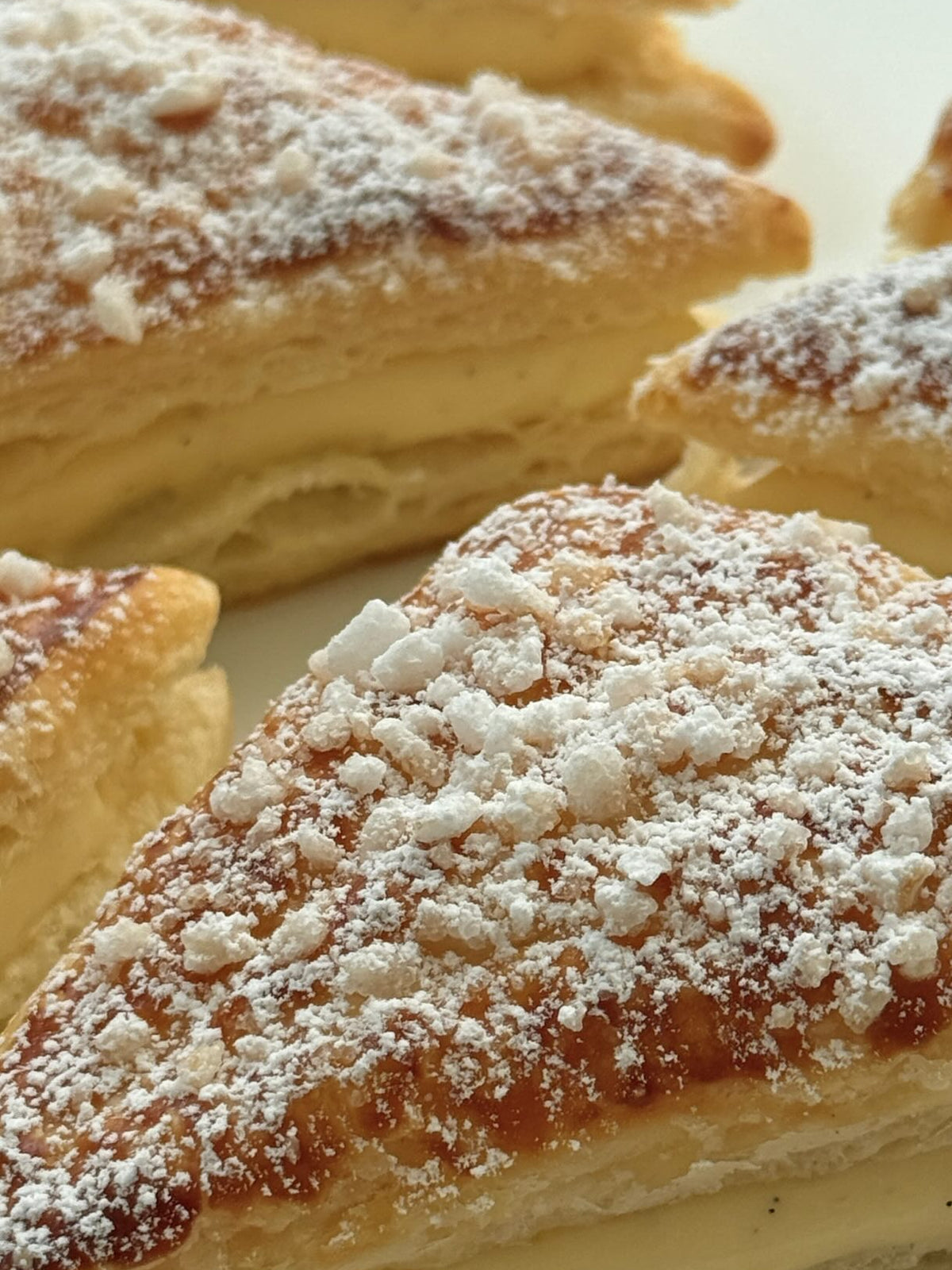 Lemon Custard Triangles von Food with Style, fertig angerichtet