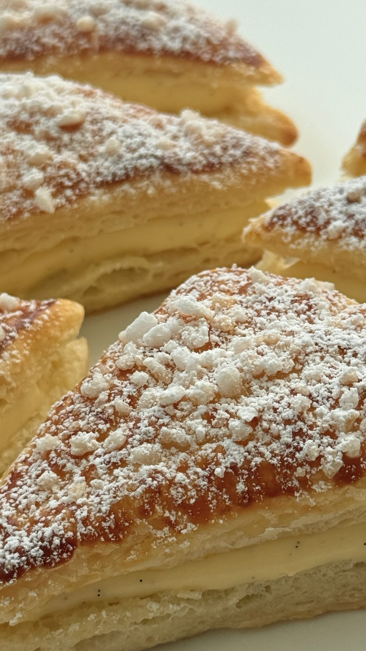 Lemon Custard Triangles von Food with Style, fertig angerichtet