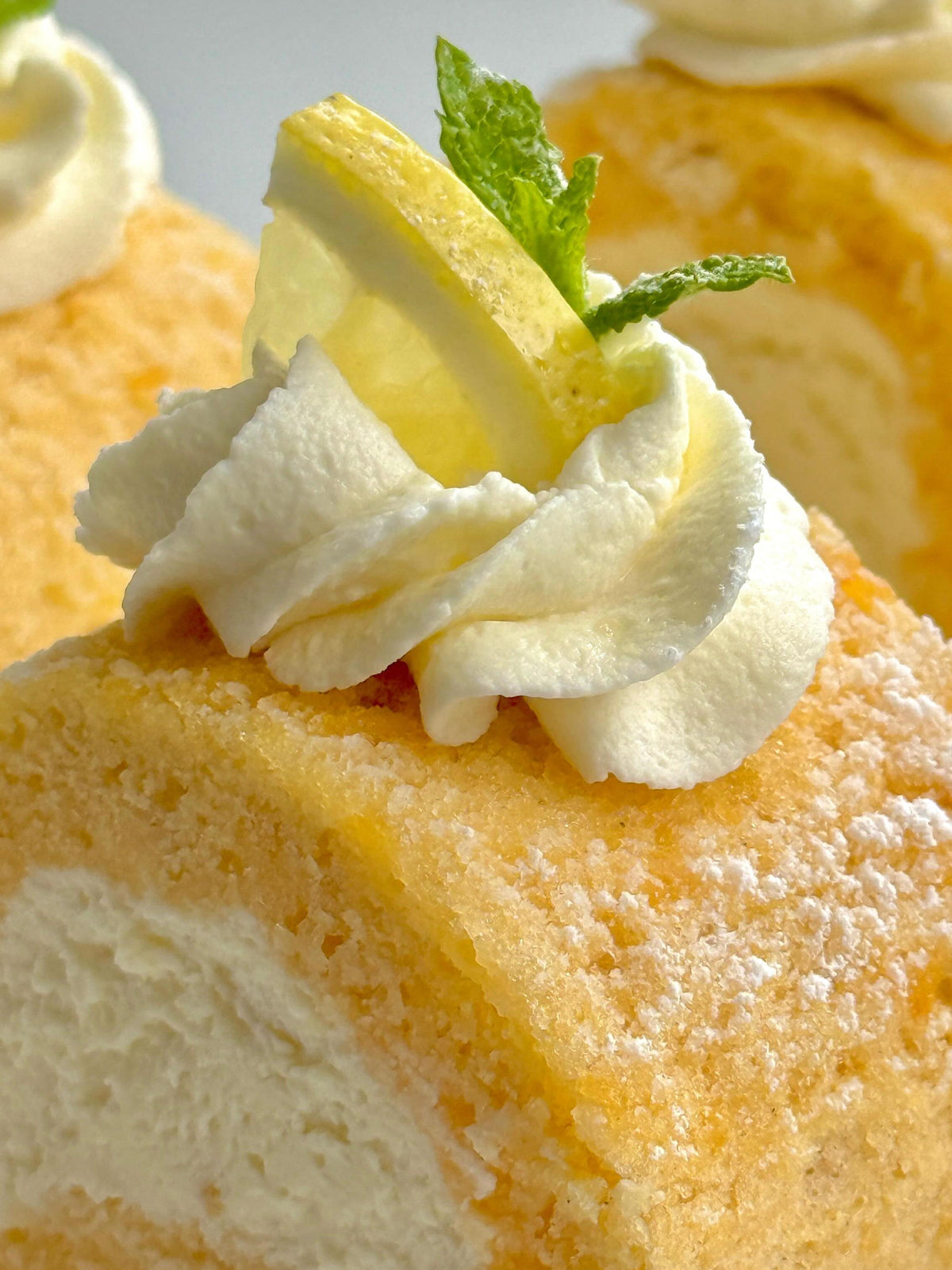 Lemon Swiss Roll von Food with Style, fertig angerichtet