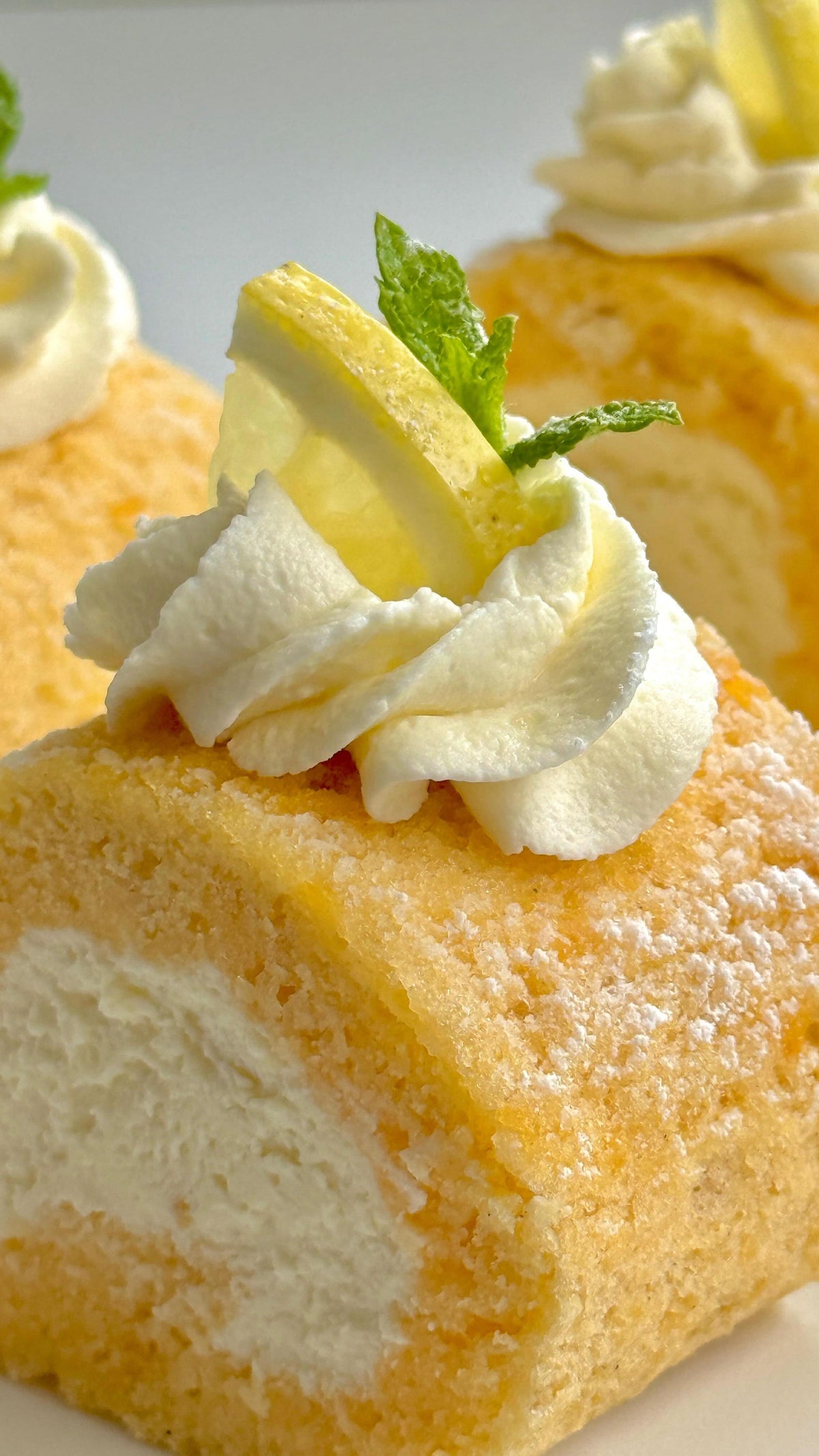 Lemon Swiss Roll von Food with Style, fertig angerichtet