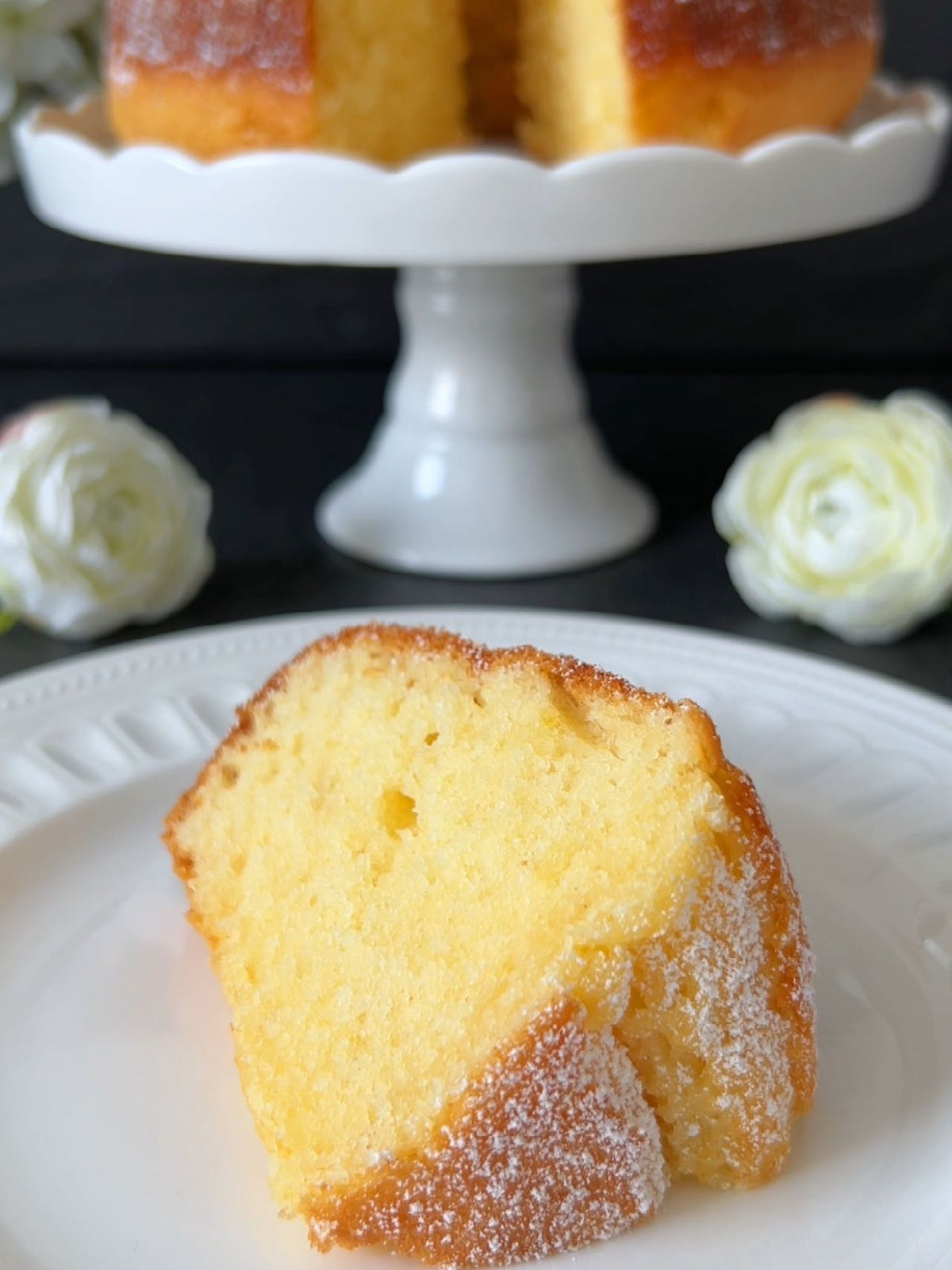 Lemon Yogurt Bundt Cake von Food with Style, fertig angerichtet