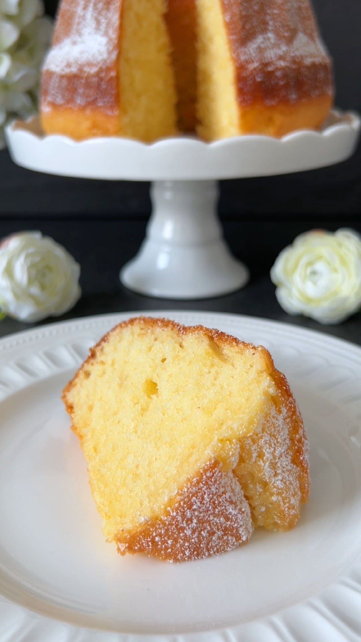 Lemon Yogurt Bundt Cake von Food with Style, fertig angerichtet