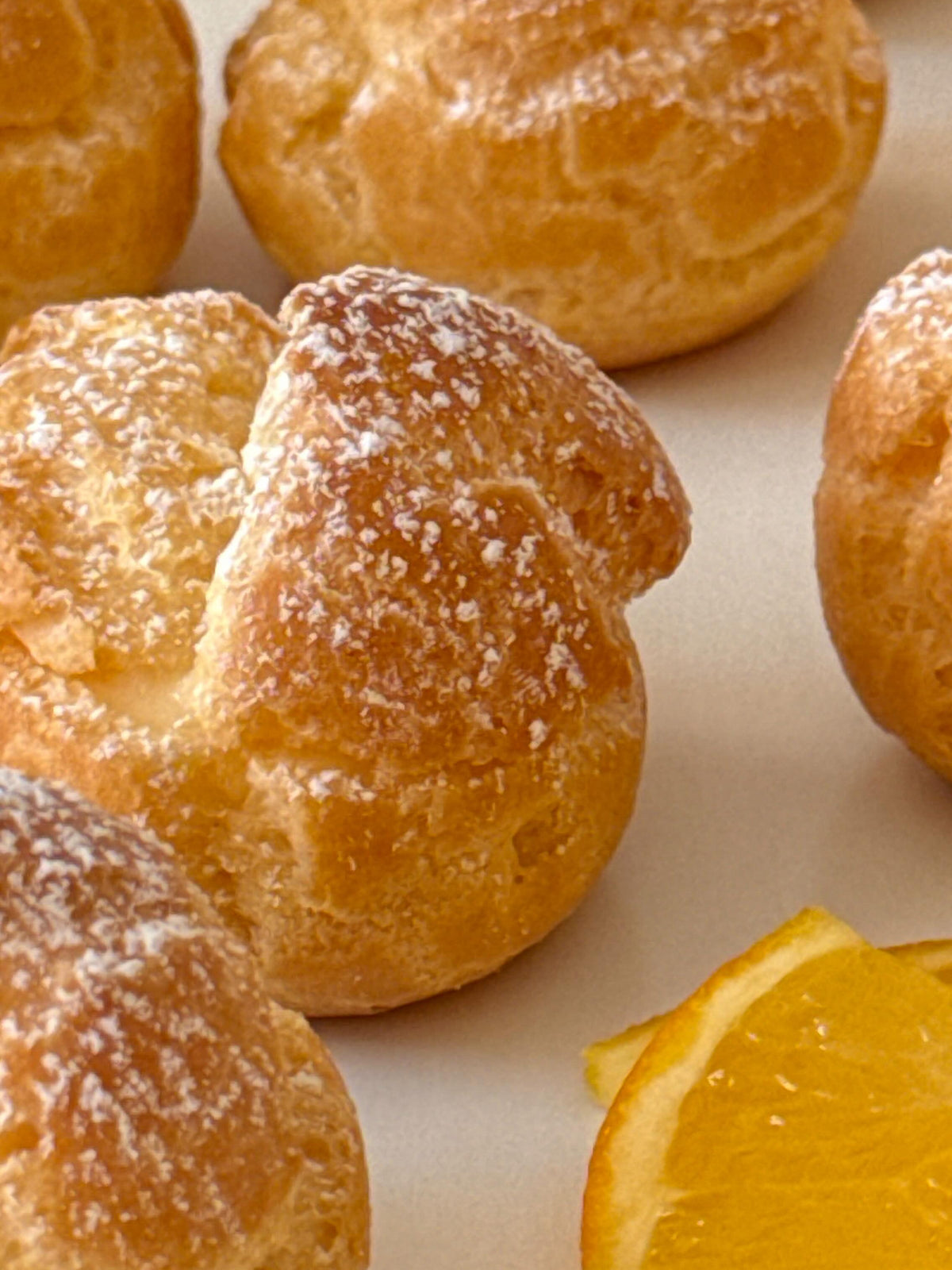 Orange Cream Puffs von Food with Style, fertig angerichtet