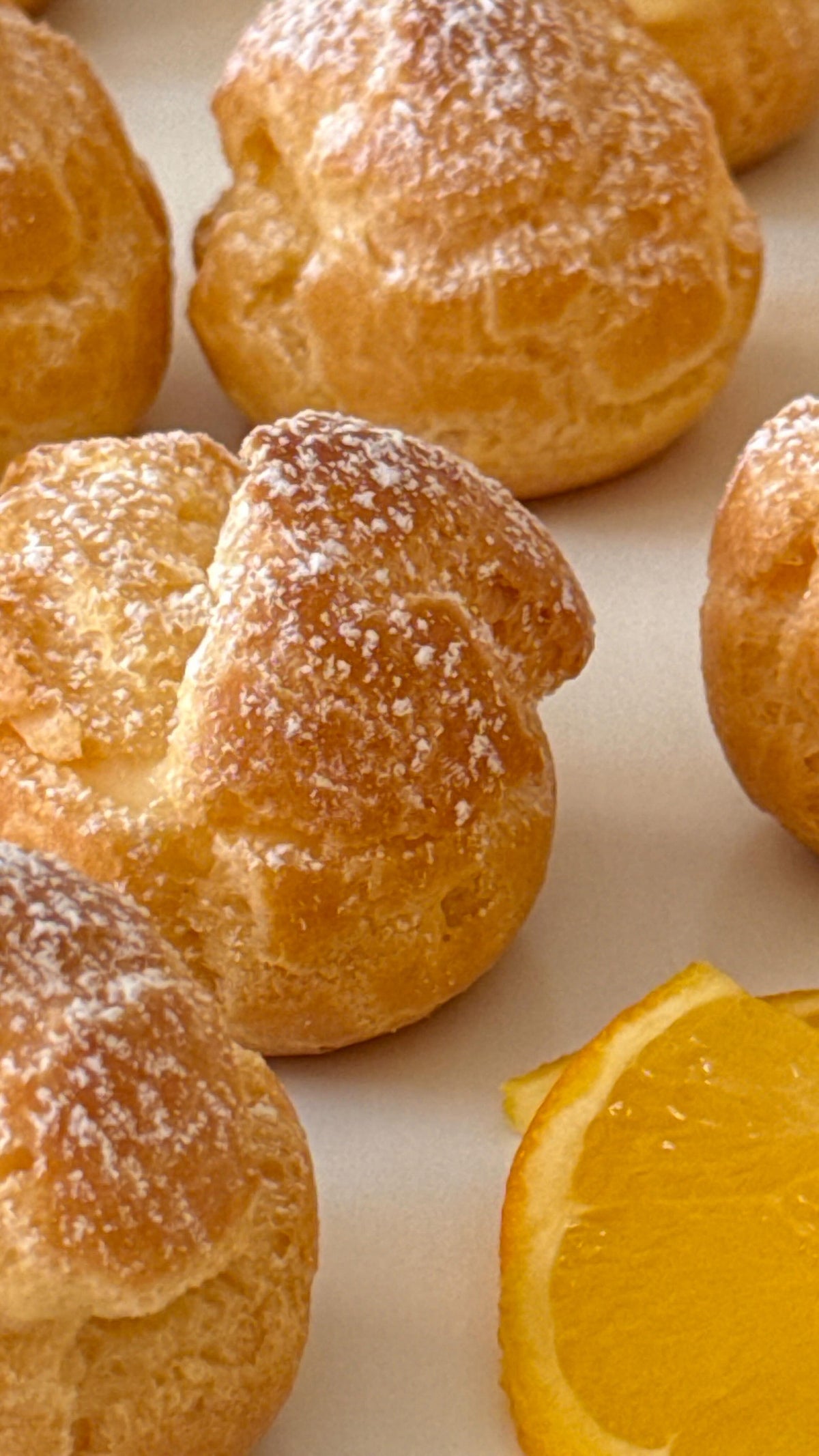 Orange Cream Puffs von Food with Style, fertig angerichtet