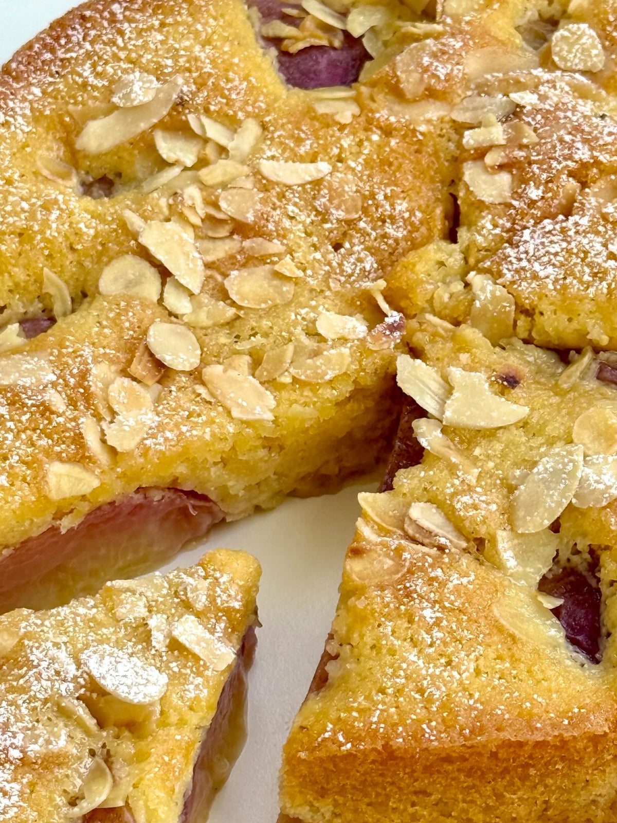 Peach Almond Cake von Food with Style, fertig angerichtet