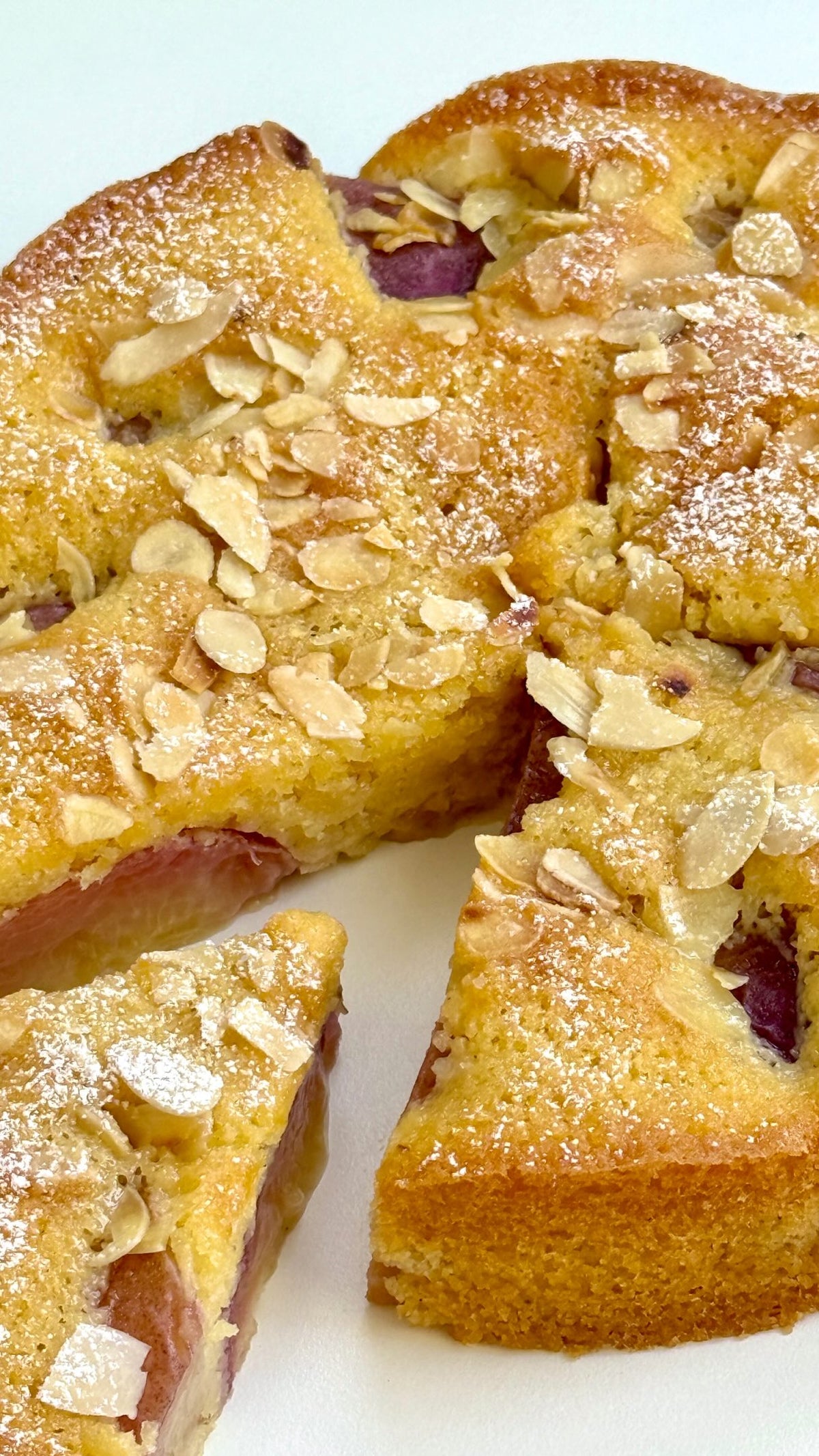 Peach Almond Cake von Food with Style, fertig angerichtet