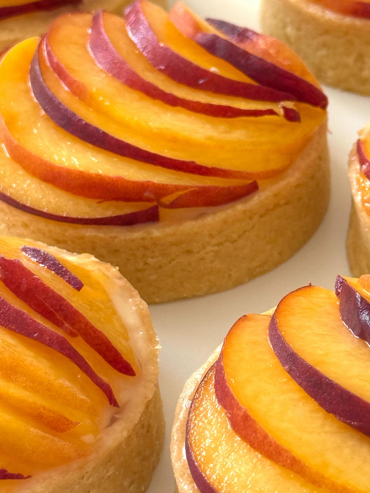 Peach Tartlets von Food with Style, fertig angerichtet