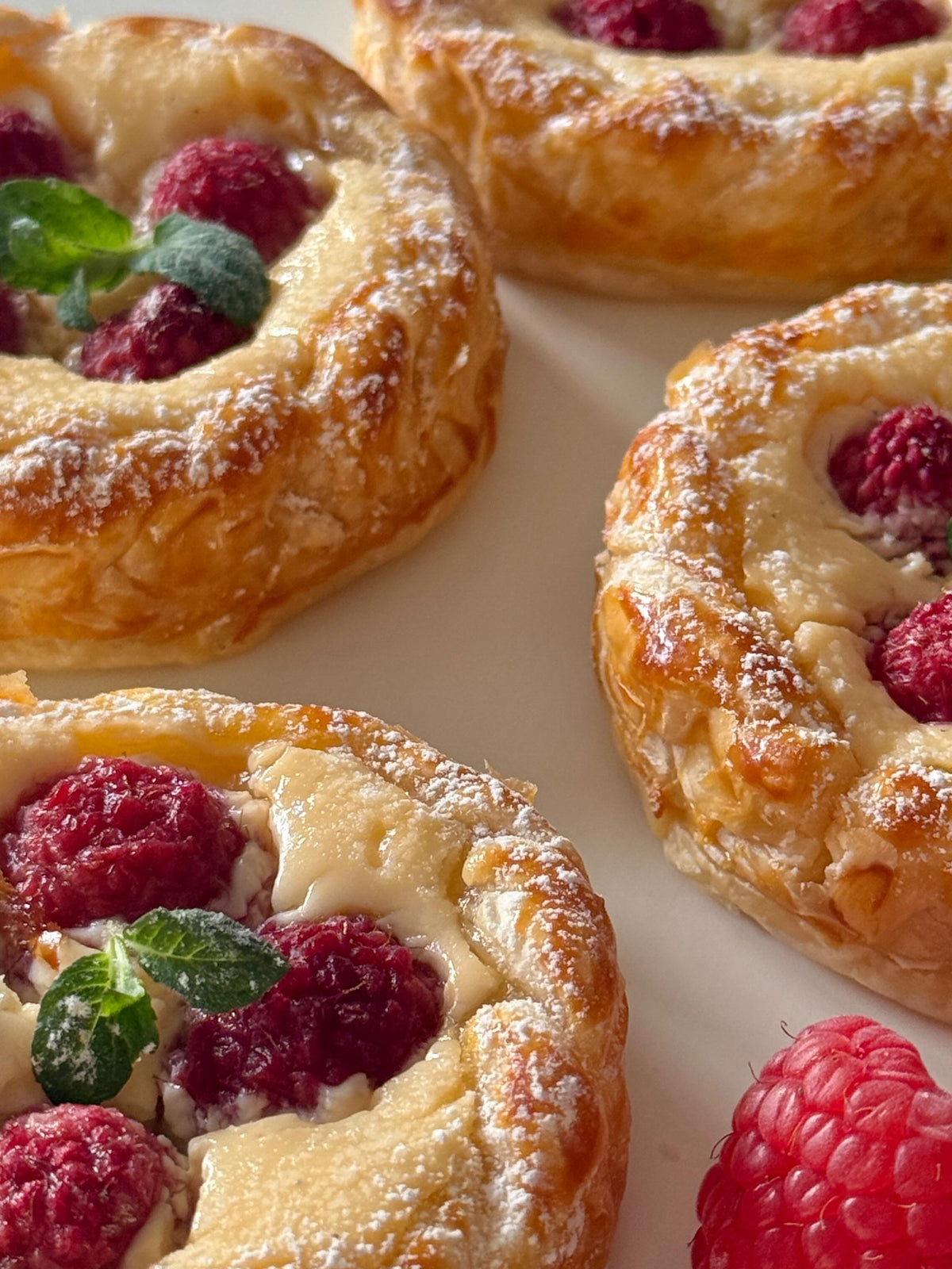 Raspberry Quark Wreaths von Food with Style, fertig angerichtet