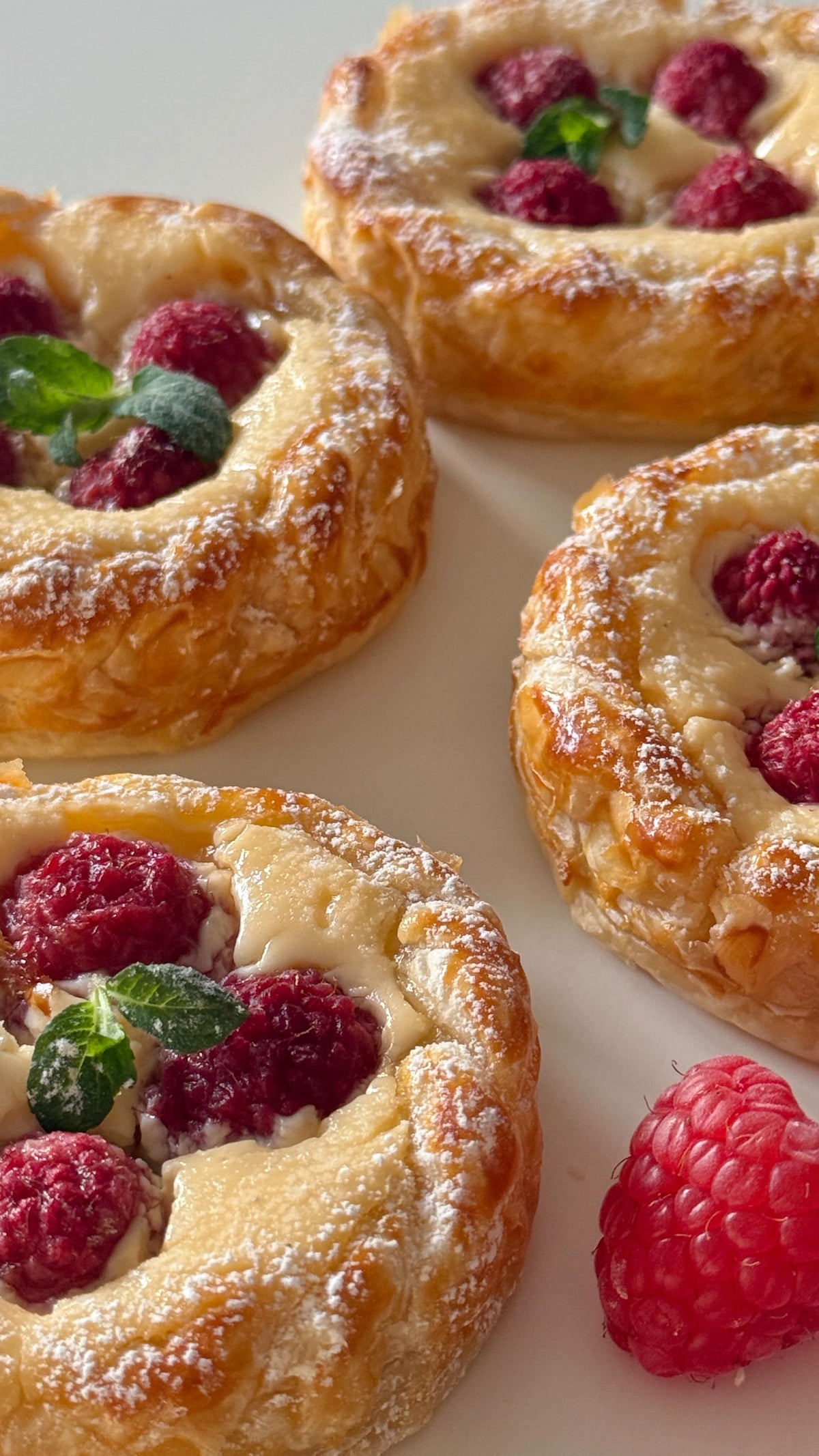 Raspberry Quark Wreaths von Food with Style, fertig angerichtet