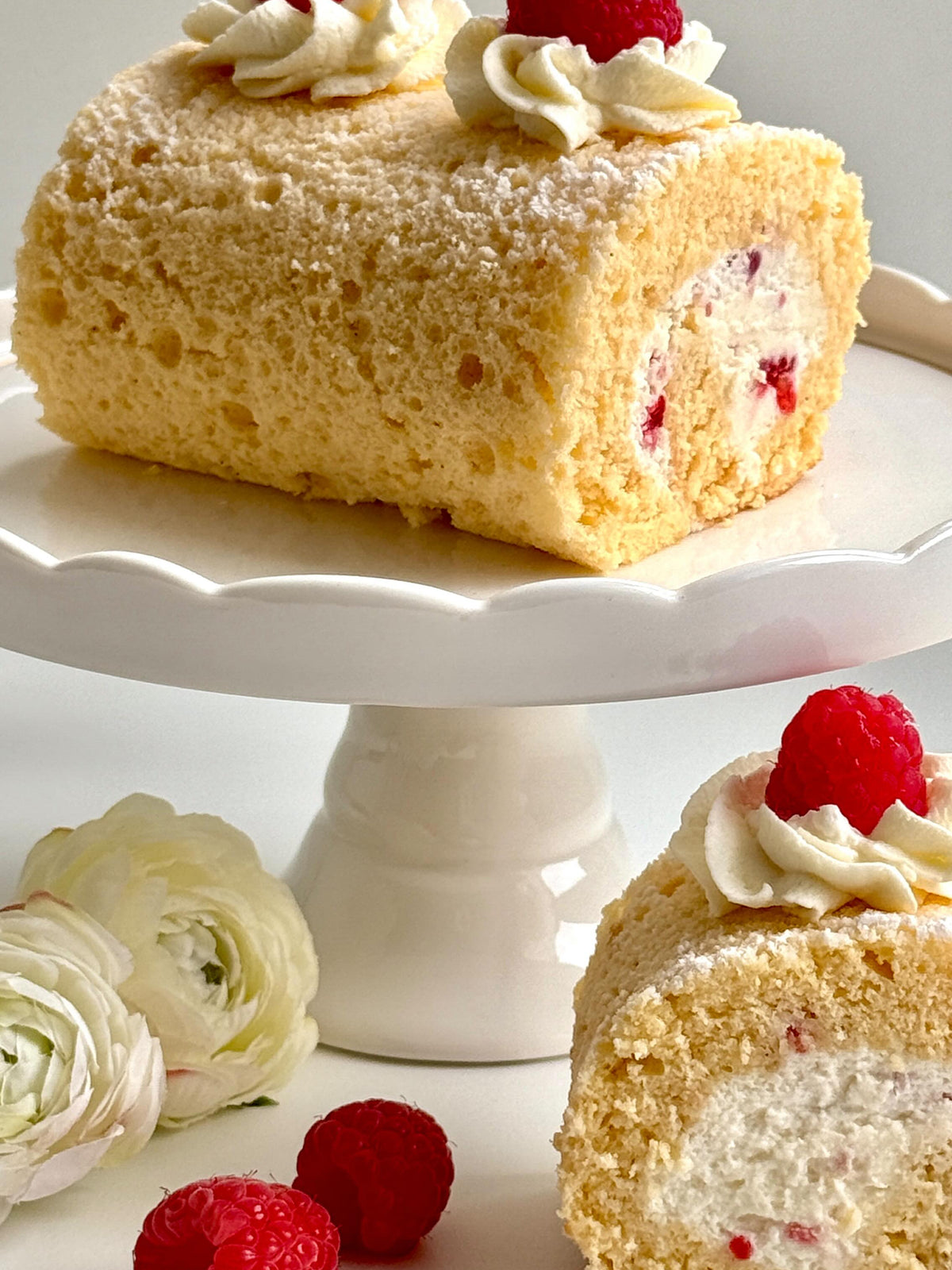 Raspberry Swiss Roll von Food with Style, fertig angerichtet