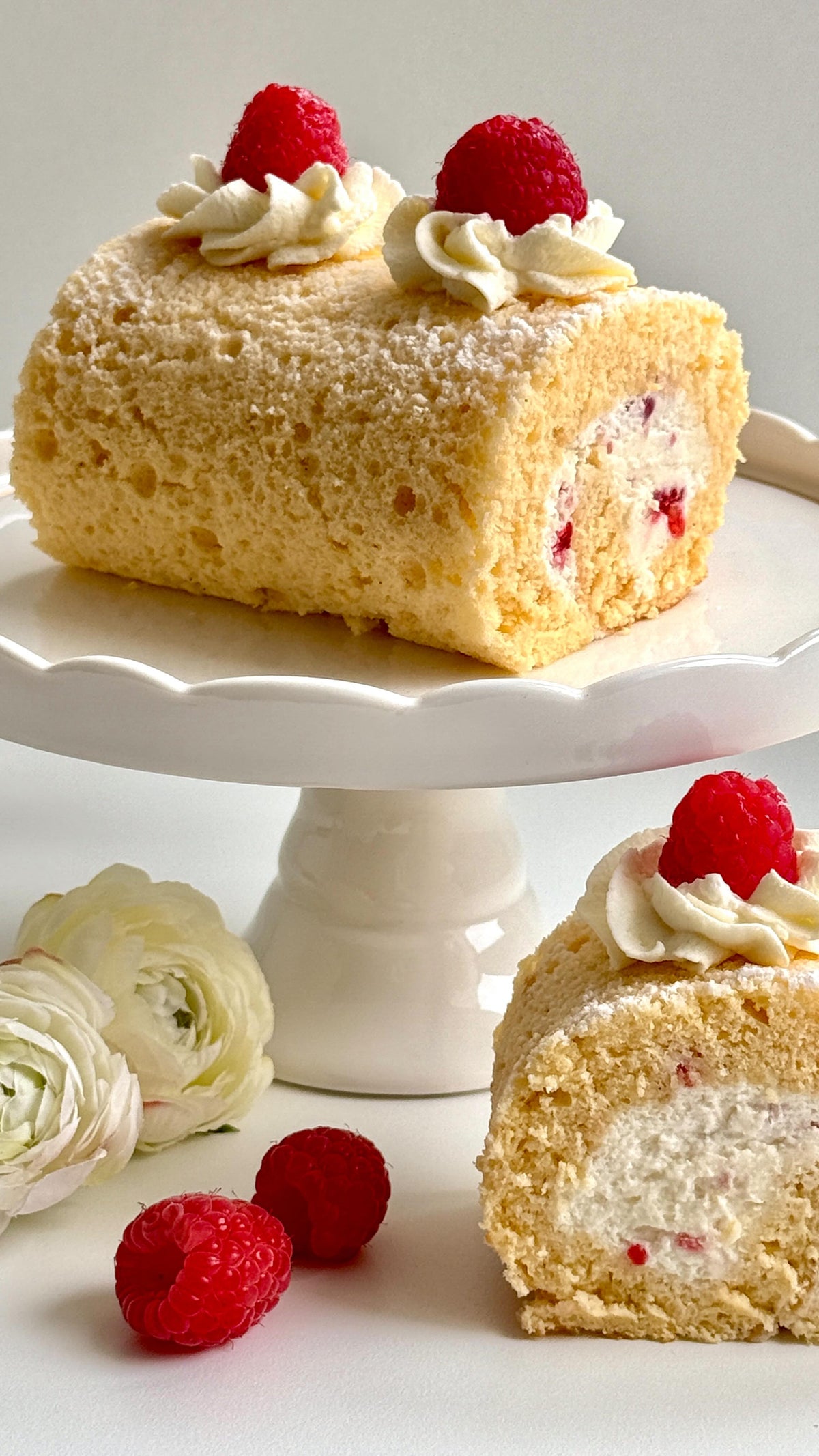Raspberry Swiss Roll von Food with Style, fertig angerichtet