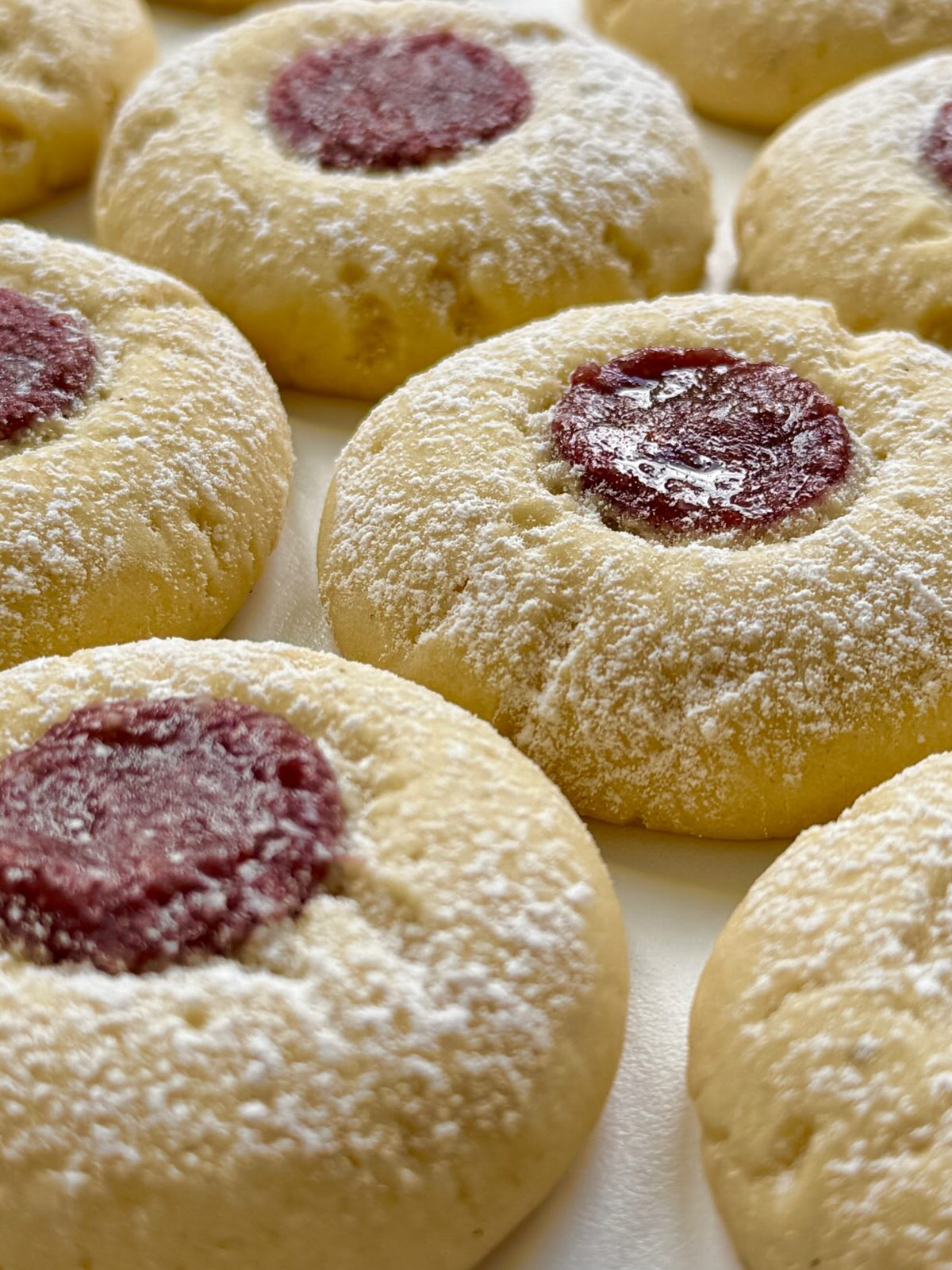 Raspberry Velvet Cookies von Food with Style, fertig angerichtet