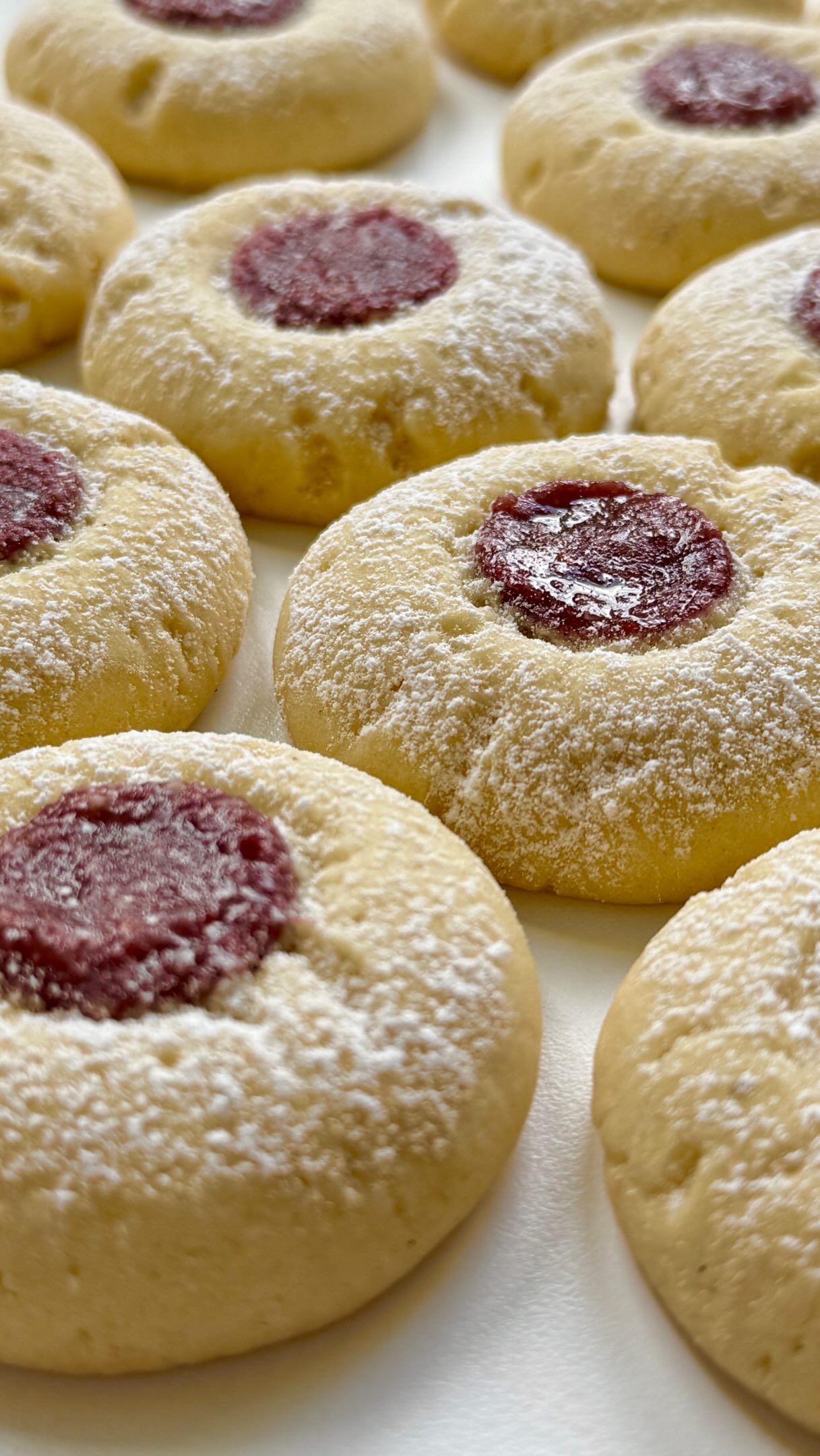 Raspberry Velvet Cookies von Food with Style, fertig angerichtet