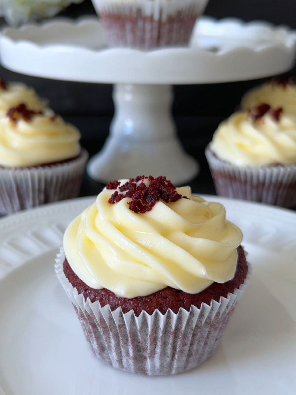 Red Velvet Cupcakes von Food with Style, fertig angerichtet