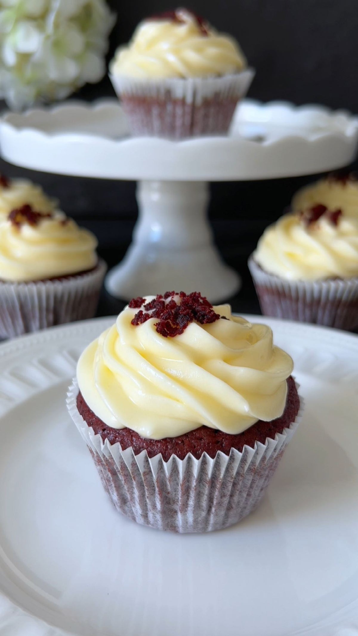 Red Velvet Cupcakes von Food with Style, fertig angerichtet