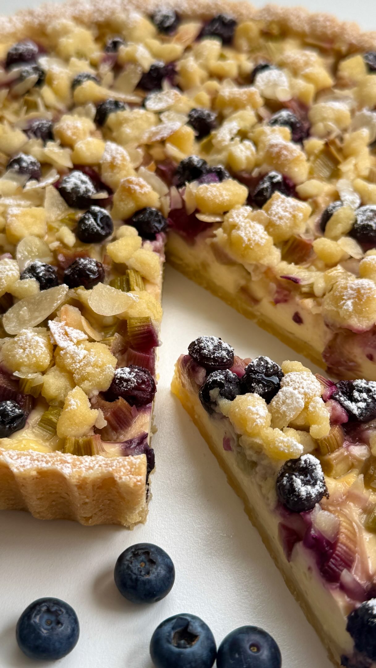 Rhubarb Blueberry Custard Tart von Food with Style, fertig angerichtet