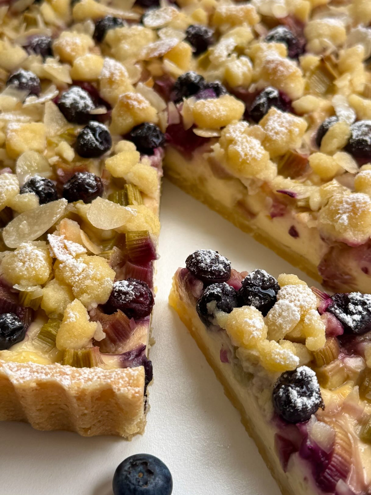 Rhubarb Blueberry Custard Tart von Food with Style, fertig angerichtet