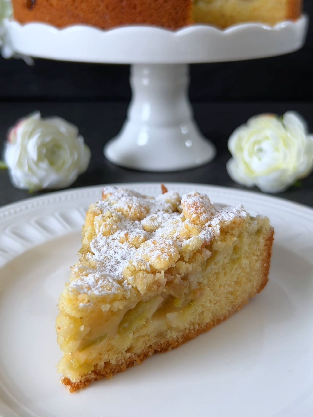 Пирог с ревенем и крошкой
