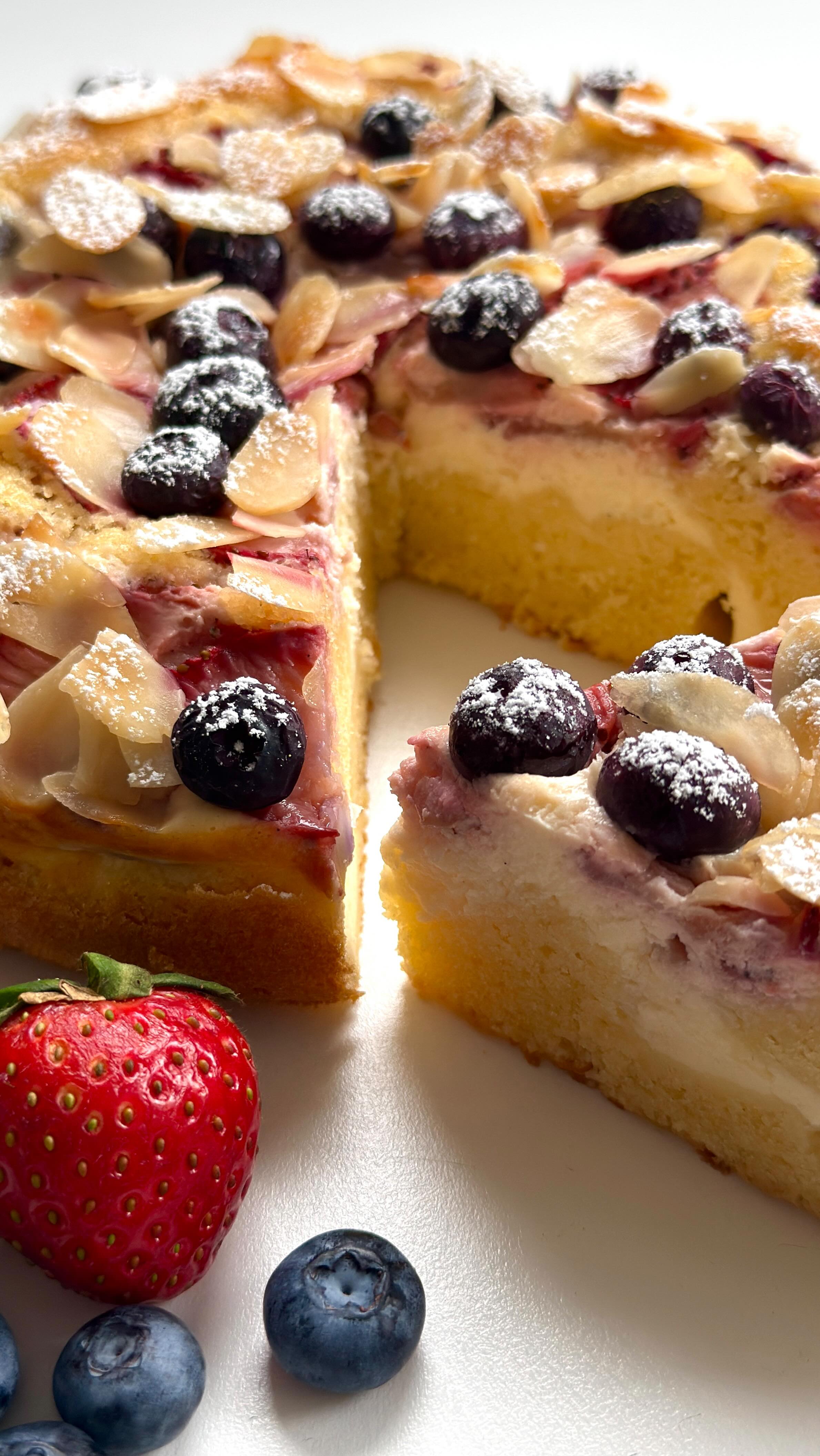 Strawberry Blueberry Cake von Food with Style, fertig angerichtet