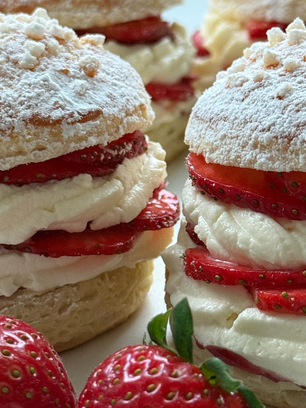 Strawberry Cream Sandwiches von Food with Style, fertig angerichtet