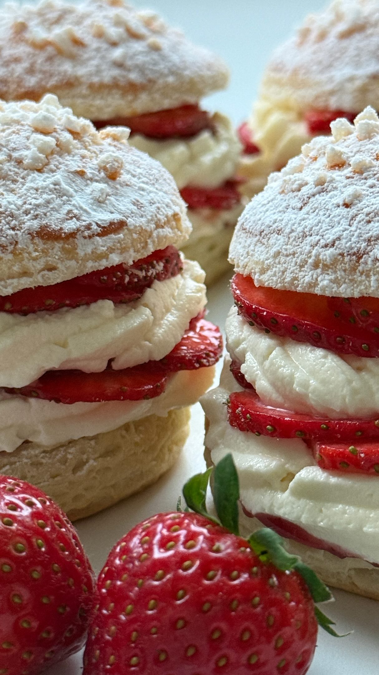 Strawberry Cream Sandwiches von Food with Style, fertig angerichtet