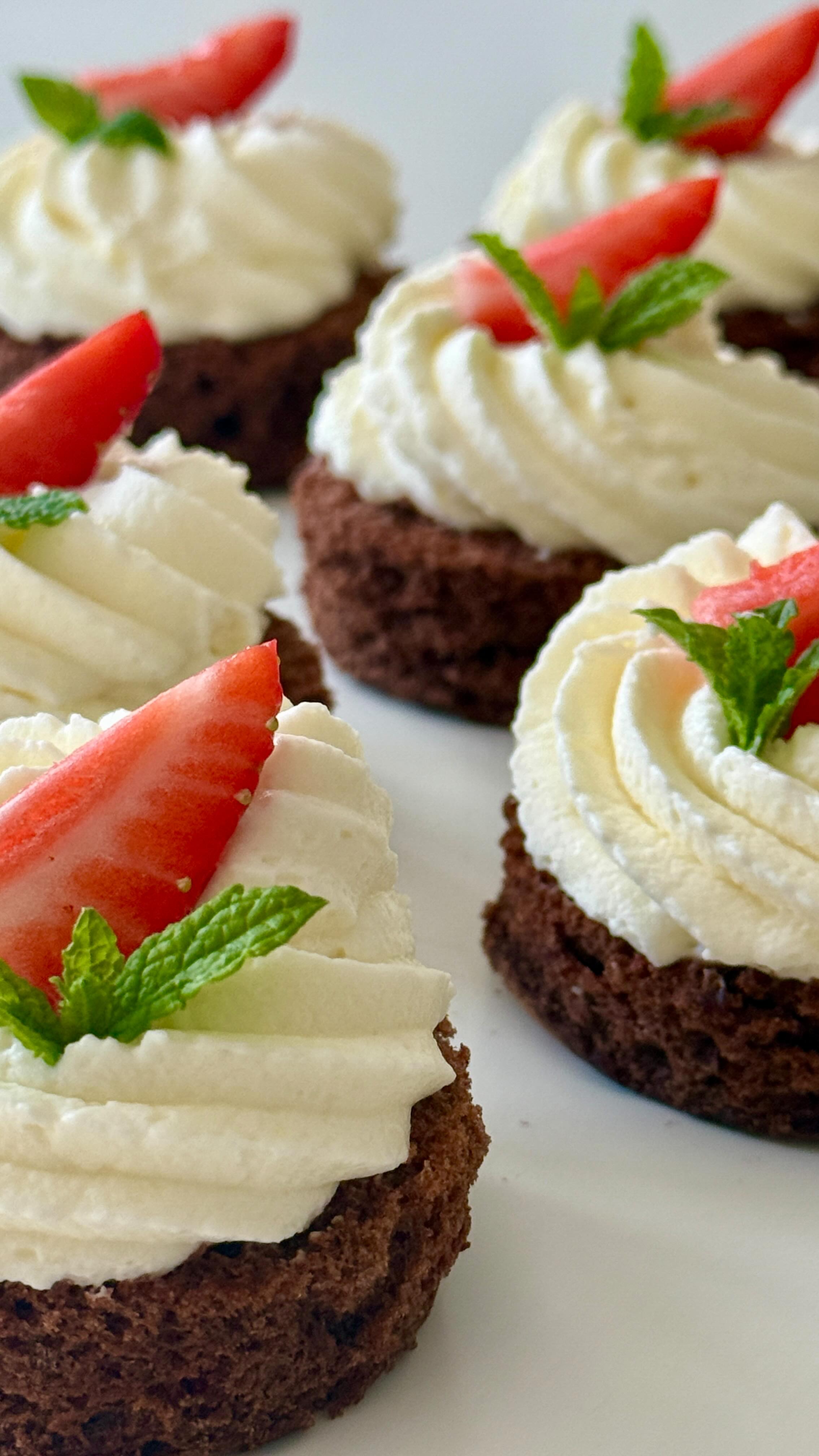 Strawberry Mini Cakes von Food with Style, fertig angerichtet