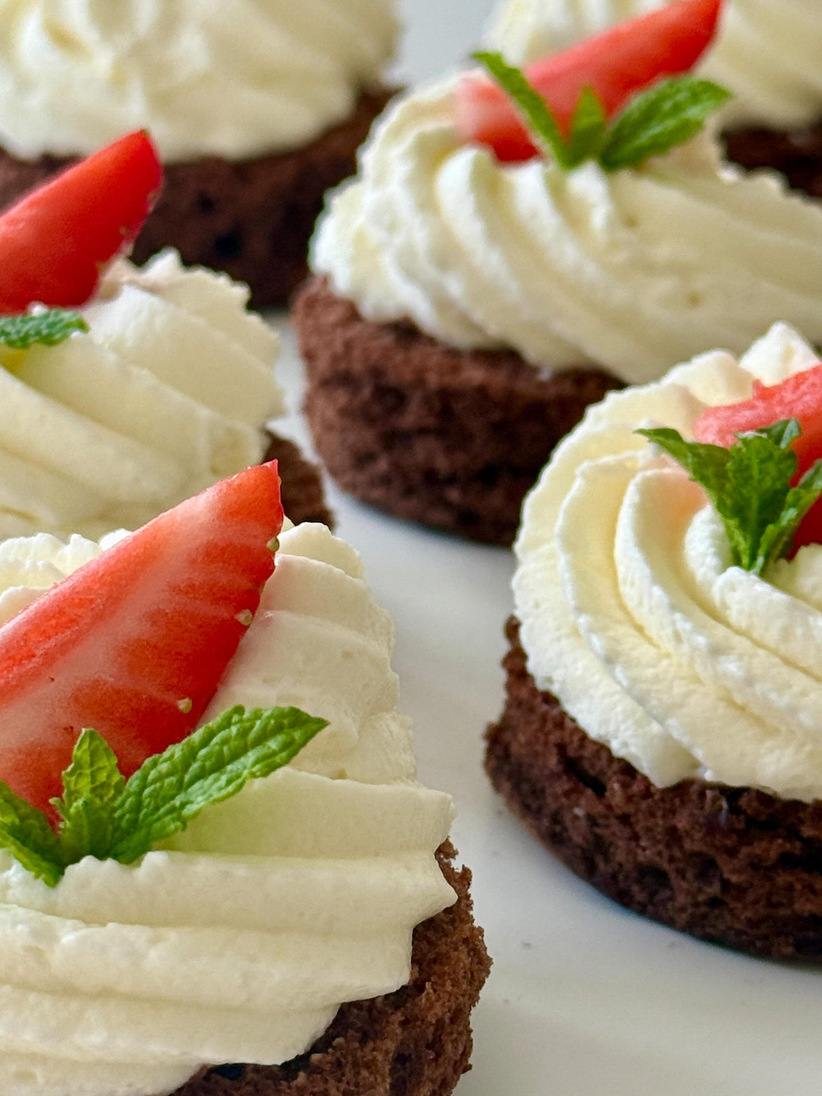 Strawberry Mini Cakes von Food with Style, fertig angerichtet