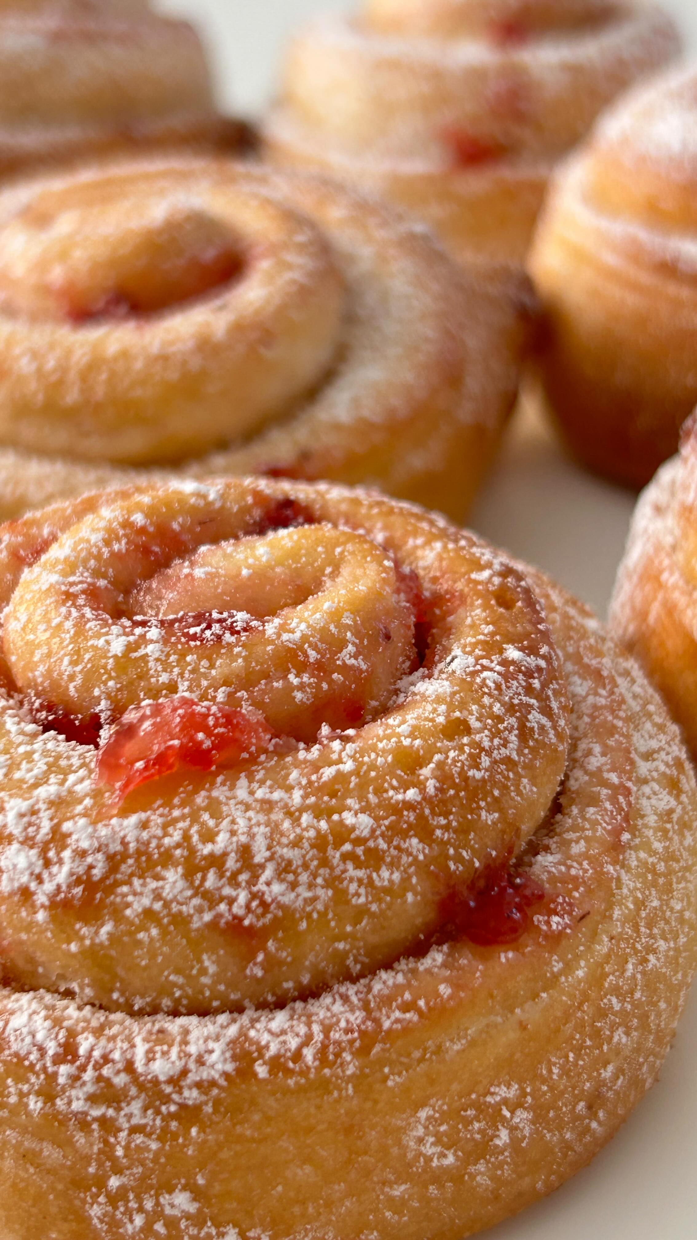 Strawberry Rolls von Food with Style, fertig angerichtet