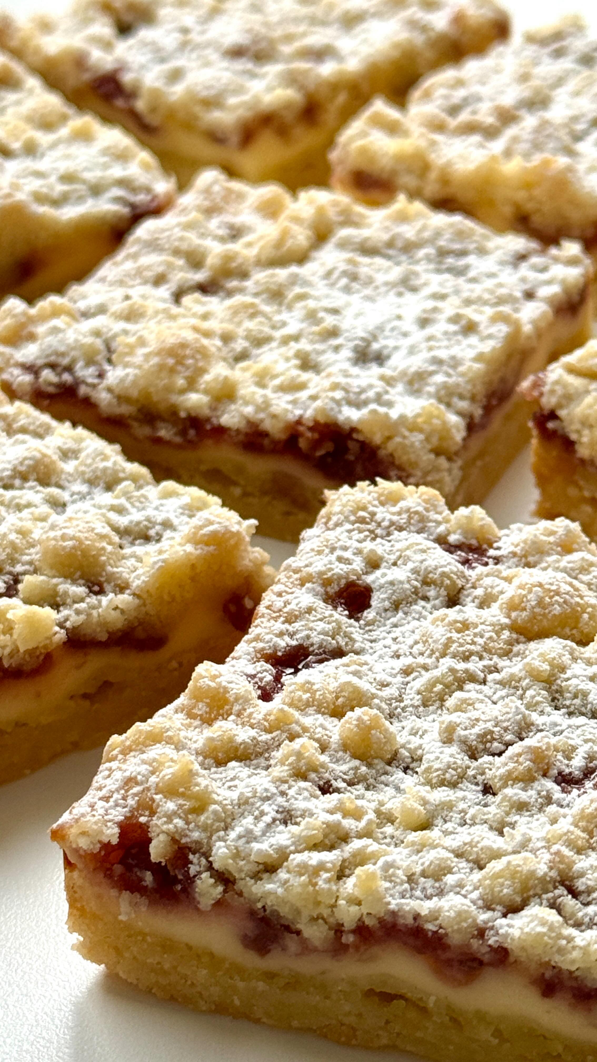 Strawberry Yogurt Crumble Bars von Food with Style, fertig angerichtet