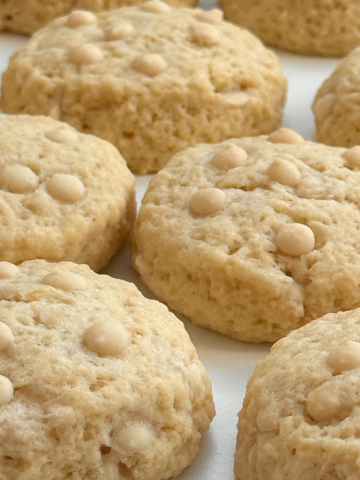White Chocolate Almond Lemon Cookies von Food with Style, fertig angerichtet