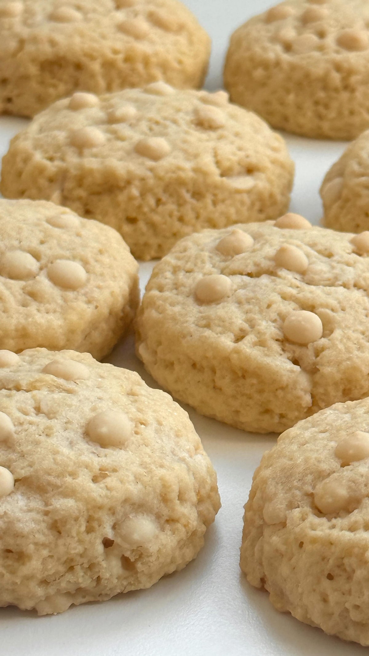 White Chocolate Almond Lemon Cookies von Food with Style, fertig angerichtet